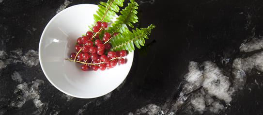 Assiette de groseilles sur marbre noir